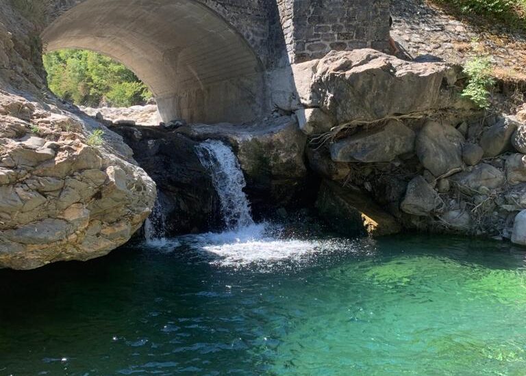 Alta Val Taro con i bambini: natura, cascate e castelli da vivere in famiglia