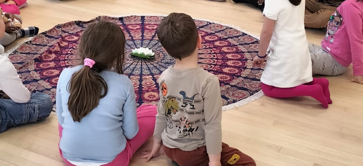 Yoga bimbi e albi illustrati in biblioteca per tutta l’estate