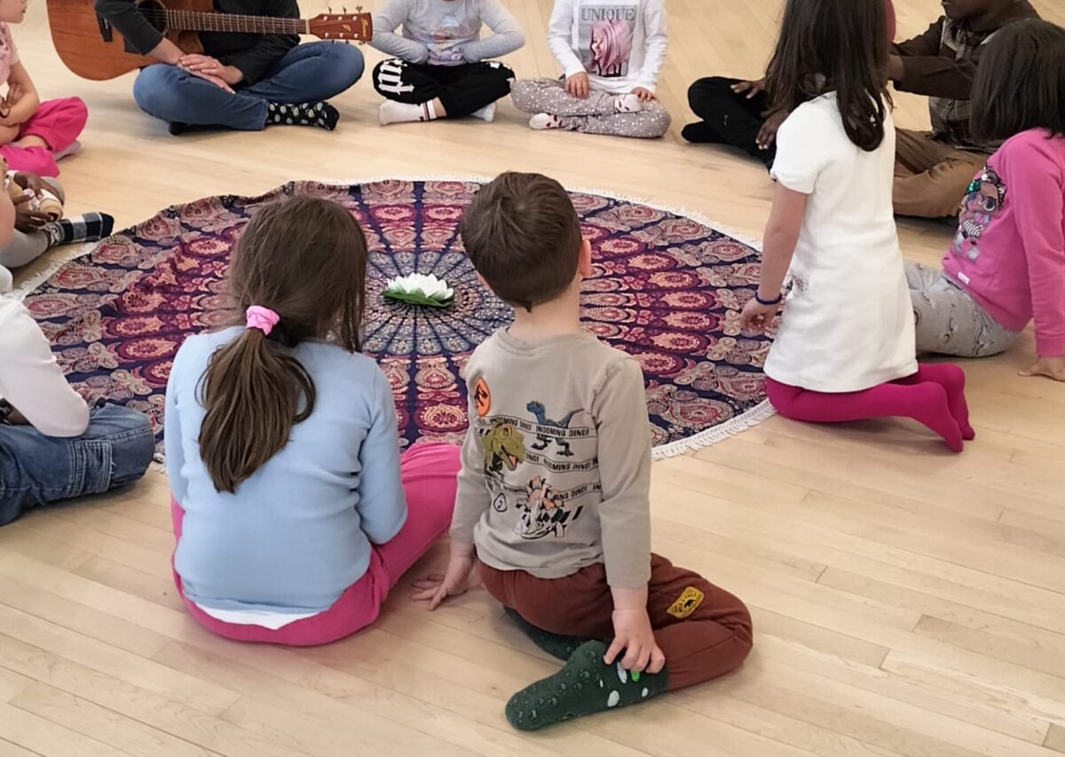 Yoga bimbi e albi illustrati in biblioteca per tutta l’estate